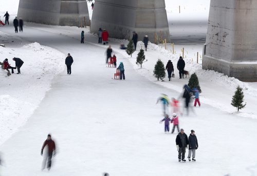 TREVOR HAGAN / WINNIPEG FREE PRESS
People skate on the River Trail on the Assiniboine River near The Forks, Sunday, January 7, 2018.