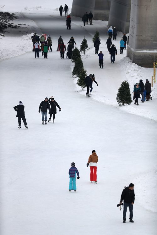 TREVOR HAGAN / WINNIPEG FREE PRESS
People skate on the River Trail on the Assiniboine River near The Forks, Sunday, January 7, 2018.