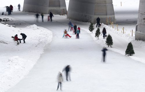 TREVOR HAGAN / WINNIPEG FREE PRESS
People skate on the River Trail on the Assiniboine River near The Forks, Sunday, January 7, 2018.