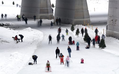 TREVOR HAGAN / WINNIPEG FREE PRESS
People skate on the River Trail on the Assiniboine River near The Forks, Sunday, January 7, 2018.