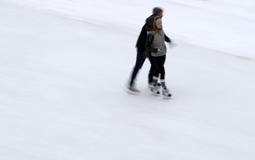 TREVOR HAGAN / WINNIPEG FREE PRESS
People skate on the River Trail on the Assiniboine River near The Forks, Sunday, January 7, 2018.