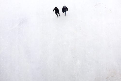 TREVOR HAGAN / WINNIPEG FREE PRESS
People skate on the River Trail on the Assiniboine River near The Forks, Sunday, January 7, 2018.