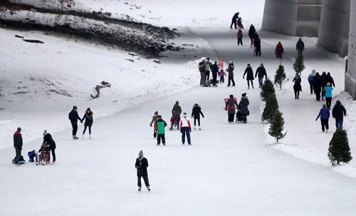 TREVOR HAGAN / WINNIPEG FREE PRESS
People skate on the River Trail on the Assiniboine River near The Forks, Sunday, January 7, 2018.