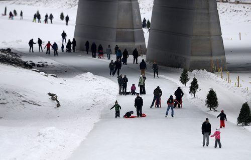 TREVOR HAGAN / WINNIPEG FREE PRESS
People skate on the River Trail on the Assiniboine River near The Forks, Sunday, January 7, 2018.