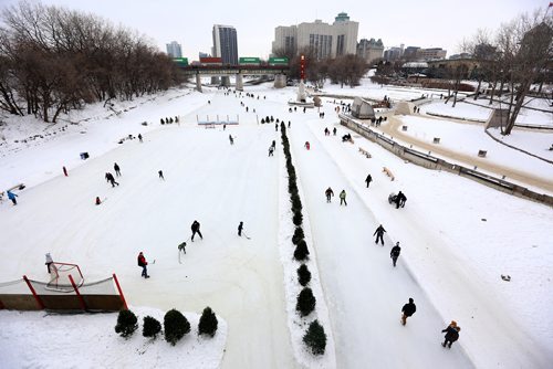 TREVOR HAGAN / WINNIPEG FREE PRESS
People skate on the River Trail on the Assiniboine River near The Forks, Sunday, January 7, 2018.