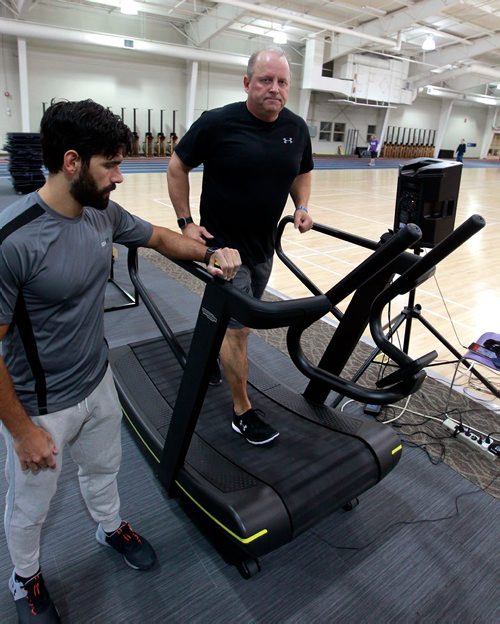 BORIS MINKEVICH / WINNIPEG FREE PRESS
Story on Richard White. He suffered a heart attack at age 50 and now goes the Reh-Fit Centre almost every day. He's part of a larger subculture there of non-gym-rat folks who go at six am several days a week. Photo taken at the Reh-Fit Centre with his personal trainer Clovis Baptista, left. Joel Schlesinger story. January 9, 2018