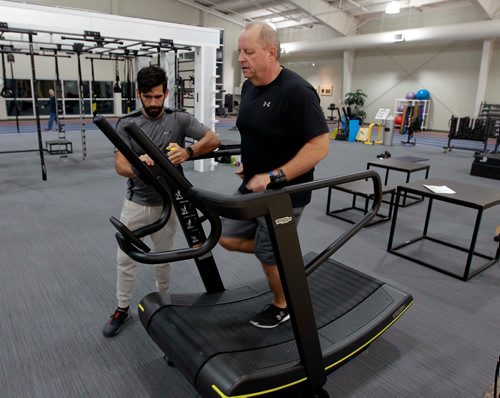 BORIS MINKEVICH / WINNIPEG FREE PRESS
Story on Richard White. He suffered a heart attack at age 50 and now goes the Reh-Fit Centre almost every day. He's part of a larger subculture there of non-gym-rat folks who go at six am several days a week. Photo taken at the Reh-Fit Centre with his personal trainer Clovis Baptista, left. Joel Schlesinger story. January 9, 2018