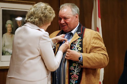 JOHN WOODS / WINNIPEG FREE PRESS
David Chartrand receives a Sovereign's Medal for Volunteers from Lt. Gov. Janice Filmon during the Governor General's Awards for Outstanding Indigenous Leadership at Government House Tuesday, January 9, 2018.