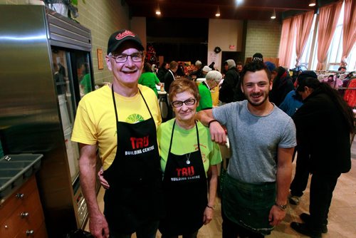 BORIS MINKEVICH / WINNIPEG FREE PRESS
VOLUNTEER COLUMN - From left, Dennis & Sharon McGavock and Mickey Serebnitski volunteer at Agape Table at 175 Colony Street. Aaron Epp story. January 10, 2018