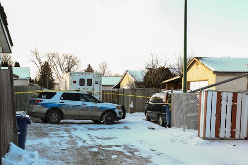 MIKE DEAL / WINNIPEG FREE PRESS
Winnipeg police are on the scene at a Maples residence and have been there since Tuesday night.
180111 - Thursday, January 11, 2018.