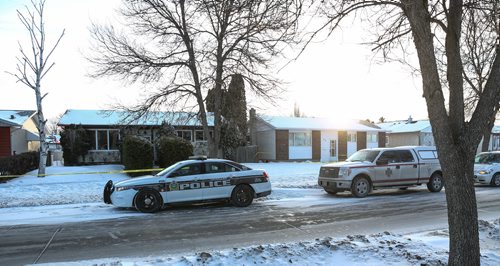 MIKE DEAL / WINNIPEG FREE PRESS
Winnipeg police are on the scene at a Maples residence and have been there since Tuesday night.
180111 - Thursday, January 11, 2018.