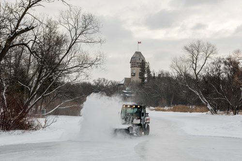 DAVID LIPNOWSKI / WINNIPEG FREE PRESS

The duck pond skating rink is cleaned of the previous night's snowfall at Assiniboine Park Sunday January 14, 2018.