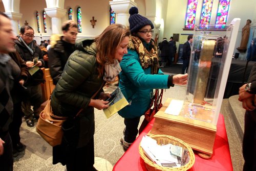 BORIS MINKEVICH / WINNIPEG FREE PRESS
Hundreds of people line up to see the severed arm of St. Francis Xavier, a Catholic missionary who died more than 400 years ago. It is on a tour of Canada and is in Winnipeg at St. Marys Cathedral today. The arm and hand of the saint -- which is said to have blessed and baptized thousands -- has begun a one-month, tour of Canada that will go until February 2nd. Bill Redekop story. January 16, 2018