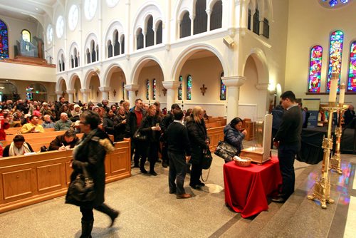 BORIS MINKEVICH / WINNIPEG FREE PRESS
Hundreds of people line up to see the severed arm of St. Francis Xavier, a Catholic missionary who died more than 400 years ago. It is on a tour of Canada and is in Winnipeg at St. Marys Cathedral today. The arm and hand of the saint -- which is said to have blessed and baptized thousands -- has begun a one-month, tour of Canada that will go until February 2nd. Bill Redekop story. January 16, 2018