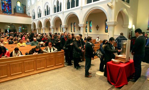 BORIS MINKEVICH / WINNIPEG FREE PRESS
Hundreds of people line up to see the severed arm of St. Francis Xavier, a Catholic missionary who died more than 400 years ago. It is on a tour of Canada and is in Winnipeg at St. Marys Cathedral today. The arm and hand of the saint -- which is said to have blessed and baptized thousands -- has begun a one-month, tour of Canada that will go until February 2nd. Bill Redekop story. January 16, 2018