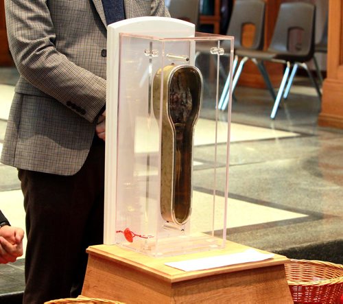 BORIS MINKEVICH / WINNIPEG FREE PRESS
Hundreds of people line up to see the severed arm, in photo, of St. Francis Xavier, a Catholic missionary who died more than 400 years ago. It is on a tour of Canada and is in Winnipeg at St. Marys Cathedral today. The arm and hand of the saint -- which is said to have blessed and baptized thousands -- has begun a one-month, tour of Canada that will go until February 2nd. Bill Redekop story. January 16, 2018