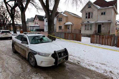 BORIS MINKEVICH / WINNIPEG FREE PRESS
Winnipeg police were called to a stabbing scene at Furby Street just north of Ellice Avenue. Stabbing scene. January 19, 2018