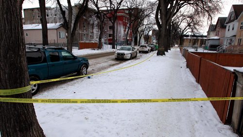 BORIS MINKEVICH / WINNIPEG FREE PRESS
Winnipeg police were called to a stabbing scene at Furby Street just north of Ellice Avenue. Stabbing scene. January 19, 2018