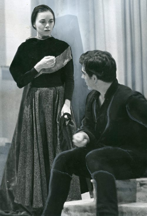 GERRY CAIRNS / WINNIPEG FREE RPESS FILES
Martha Henry as Queen Gertrude confronts Donnelly Rhodes as Hamlet in the Manitoba Thetre Centre production. Nov. 9, 1963