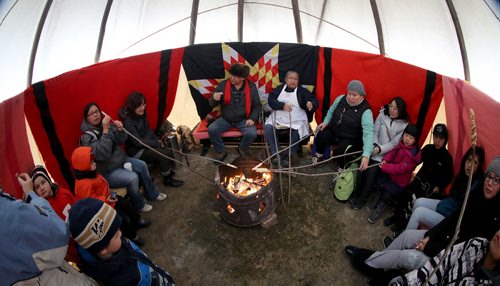 TREVOR HAGAN / WINNIPEG FREE PRESS
Middle, Clarence, Barbara and Melissa Nepinak demonstrate how to make bannock at The Forks, Sunday, January 21, 2018.