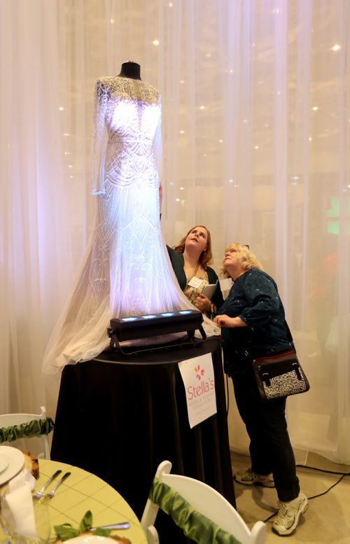 TREVOR HAGAN / WINNIPEG FREE PRESS
Erin Lebar attended the wonderful wedding show at the Convention Centre, with her mother, Patty Sauder, Sunday, January 21, 2018.
