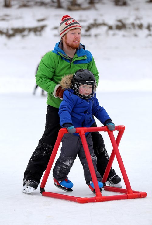 TREVOR HAGAN / WINNIPEG FREE PRESS
Brett Caldwell and his son, Matthew, 5, skating at The Forks, Sunday, January 21, 2018.