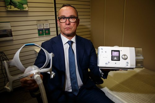 MIKE DEAL / WINNIPEG FREE PRESS
Ken Dufault, vice president and general manager at Medigas, holds a CPAP therapy machine and mask in one of the assessment rooms at their office on McPhillips Street. The family owned local company is a supplier of CPAP machines in Manitoba.
180123 - Tuesday, January 23, 2018.