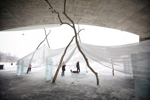 MIKE DEAL / WINNIPEG FREE PRESS
A family checks out the warming hut designed by local filmmaker Guy Maddin located on the Red River underneath the Queen Elizabeth Way bridge. 
180126 - Friday, January 26, 2018