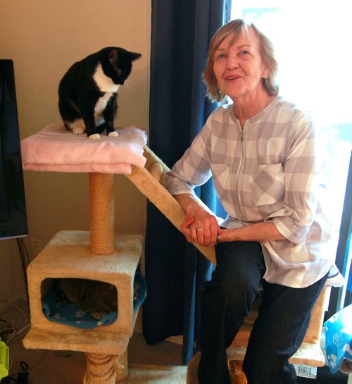 BORIS MINKEVICH / WINNIPEG FREE PRESS
Tanis Rummery, 75, lives on her own with her two rescue cats, in photo. She lives with dementia and is trying change the public perception that people with the condition can't live fulfilling lives. Her efforts are part of a larger campaign by Alzheimer Society of Manitoba this January to mark Alzheimer Awareness Month. Joel Schlesinger story. January 26, 2018