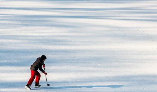 DAVID LIPNOWSKI / WINNIPEG FREE PRESS

A child plays hockey on the Assiniboine River Sunday January 28, 2018.