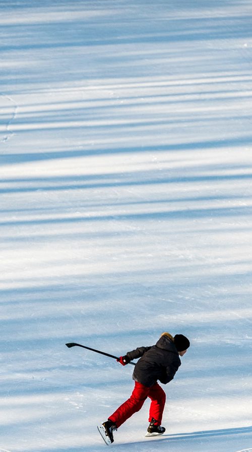 DAVID LIPNOWSKI / WINNIPEG FREE PRESS

A child plays hockey on the Assiniboine River Sunday January 28, 2018.