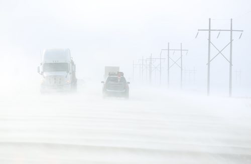 TREVOR HAGAN / WINNIPEG FRESS
Traffic drives through blowing snow on highway 3, west of Winnipeg, Wednesday, January 31, 2018.