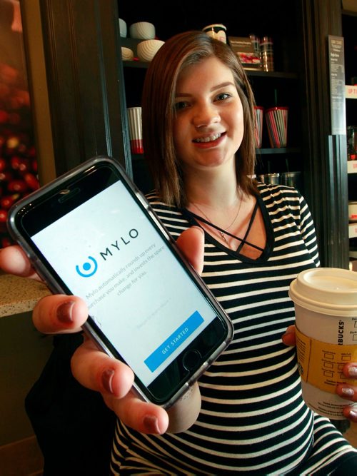 BORIS MINKEVICH / WINNIPEG FREE PRESS
Brittney Dankewych uses a new app for saving and investing called Mylo. It allows users to save for goals by rounding up their spending to the nearest dollar. Joel Schlesinger story. Feb. 1, 2018