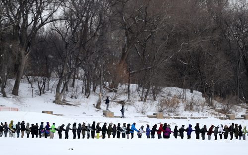 TREVOR HAGAN / WINNIPEG FREE PRESS
Skaters turned up at The Forks for a Guinness World Record attempt for the longest line of ice skaters, Sunday, February 4, 2018.
