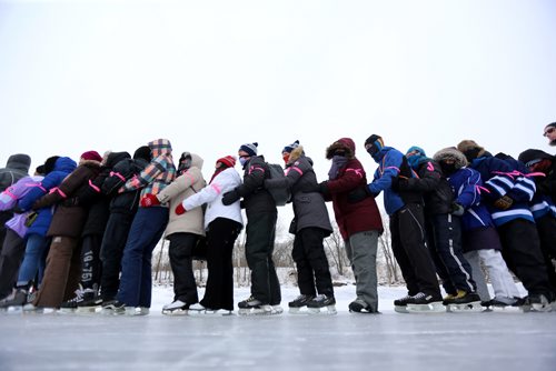 TREVOR HAGAN / WINNIPEG FREE PRESS
Skaters turned up at The Forks for a Guinness World Record attempt for the longest line of ice skaters, Sunday, February 4, 2018.