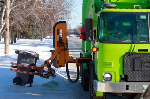 BORIS MINKEVICH / WINNIPEG FREE PRESS
GFL truck working in Bright Oaks area in south Winnipeg.  Feb. 7, 2018