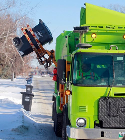 BORIS MINKEVICH / WINNIPEG FREE PRESS
GFL truck working in Bright Oaks area in south Winnipeg.  Feb. 7, 2018