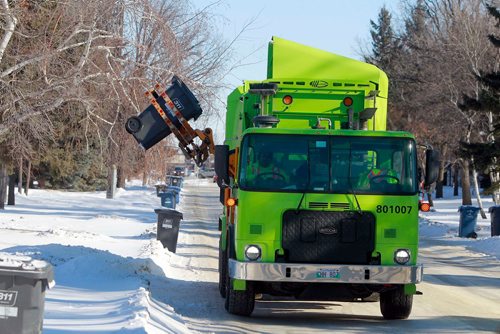 BORIS MINKEVICH / WINNIPEG FREE PRESS
GFL truck working in Bright Oaks area in south Winnipeg.  Feb. 7, 2018