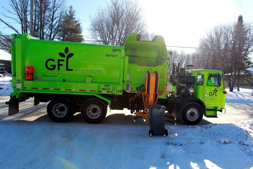 BORIS MINKEVICH / WINNIPEG FREE PRESS
GFL truck working in Bright Oaks area in south Winnipeg.  Feb. 7, 2018