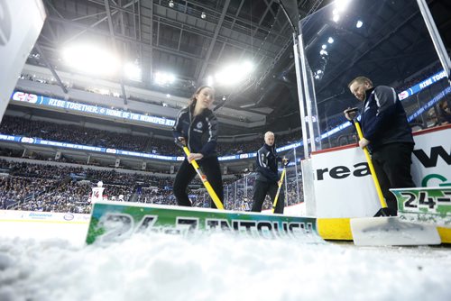 JOHN WOODS / WINNIPEG FREE PRESS
Carly Mastromonaco and Doug Arnold dump snow as Kevin Cameron, members of the Ice Crew, keeps the entrance clear during first period NHL action between the Winnipeg Jets vs Arizona Coyotes in Winnipeg on Tuesday, February 6, 2018.
