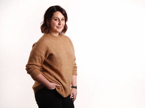 MIKAELA MACKENZIE / WINNIPEG FREE PRESS
Jen Zoratti poses for a portrait in the newsroom in Winnipeg, Manitoba on Wednesday, Feb. 7, 2018. 
180207 - Wednesday, February 07, 2018.