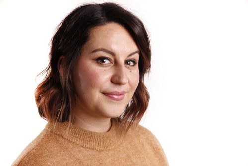 MIKAELA MACKENZIE / WINNIPEG FREE PRESS
Jen Zoratti poses for a portrait in the newsroom in Winnipeg, Manitoba on Wednesday, Feb. 7, 2018. 
180207 - Wednesday, February 07, 2018.