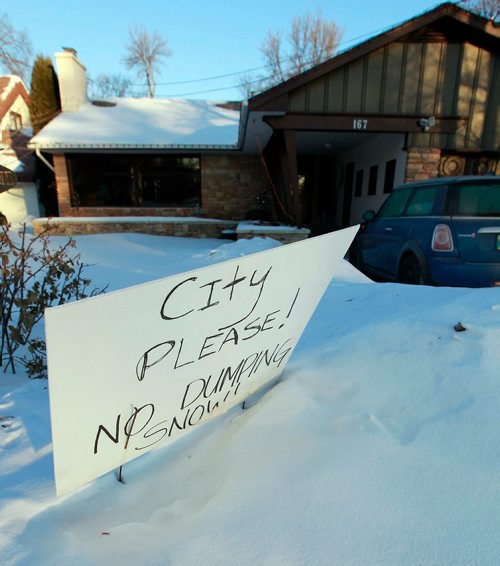 BORIS MINKEVICH / WINNIPEG FREE PRESS
A sign erected in front of 167 Kingston Row that asking the city to not dump snow there. Jessica Botelho-Urbanski story.  Feb. 9, 2018