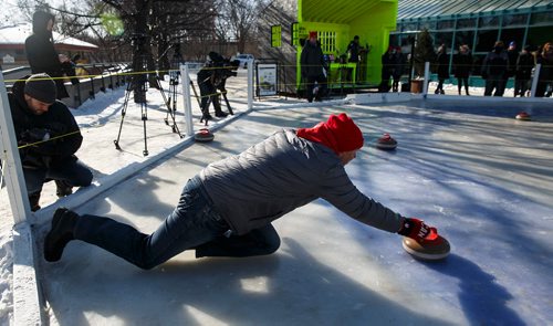MIKE DEAL / WINNIPEG FREE PRESS
Winkler Mayor Martin Harder during the first ever Mayor's Cup Crokicurl Tournaspiel at The Forks Friday afternoon. He played against the mayor's of Steinbach, Chris Goertzen, and Winnipeg, Brian Bowman. Chris Goertzen won the Mayor's Cup after beating Mayor Bowman in a tiebreaker.
180209 - Friday, February 09, 2018.