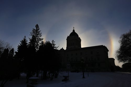 TREVOR HAGAN / WINNIPEG FRESS
A sun dog circles the Legislative Building, Sunday, February 11, 2018.