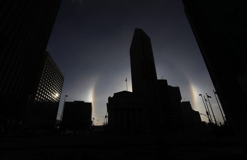 TREVOR HAGAN / WINNIPEG FREE PRESS
A sun dog circles Portage and Main, Sunday, February 11, 2018.