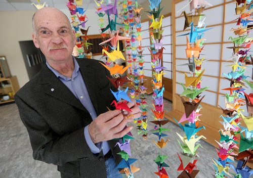 TREVOR HAGAN / WINNIPEG FREE PRESS
Origami artist, Brian Cox designed a mobile with 1000 paper cranes that is on display at the Japanese Cultural Association of Manitoba, Sunday, February 11, 2018.