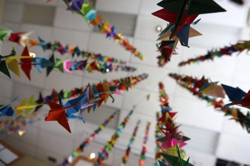 TREVOR HAGAN / WINNIPEG FREE PRESS
Origami artist, Brian Cox designed a mobile with 1000 paper cranes that is on display at the Japanese Cultural Association of Manitoba, Sunday, February 11, 2018.