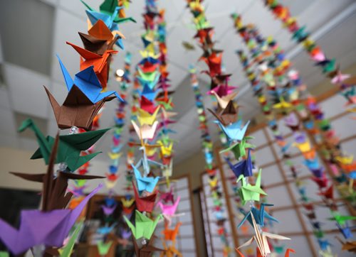 TREVOR HAGAN / WINNIPEG FREE PRESS
Origami artist, Brian Cox designed a mobile with 1000 paper cranes that is on display at the Japanese Cultural Association of Manitoba, Sunday, February 11, 2018.