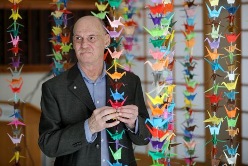 TREVOR HAGAN / WINNIPEG FREE PRESS
Origami artist, Brian Cox designed a mobile with 1000 paper cranes that is on display at the Japanese Cultural Association of Manitoba, Sunday, February 11, 2018.